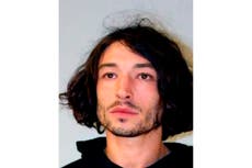 Ezra Miller: Padres acusan al actor de usar la violencia para “manipular” a su hije