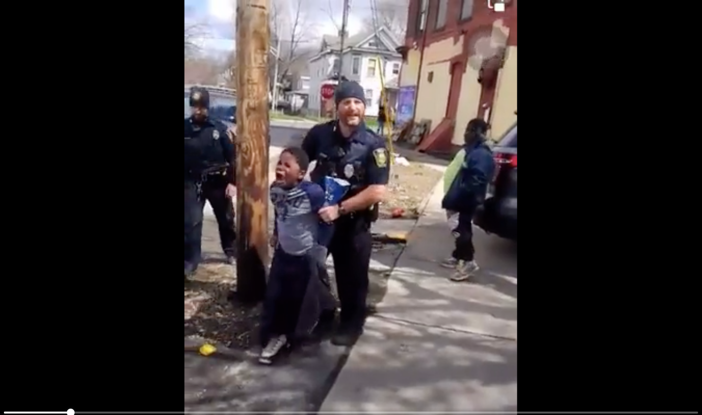 Un niño de 8 años de Syracuse fue filmado por los transeúntes mientras los agentes lo agarraban de su bicicleta después de que supuestamente robara una bolsa de papas fritas. No se presentaron cargos.