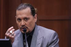 “La sangre salía a borbotones”: Johnny Depp describe dedo amputado durante pelea con botella con Amber Heard