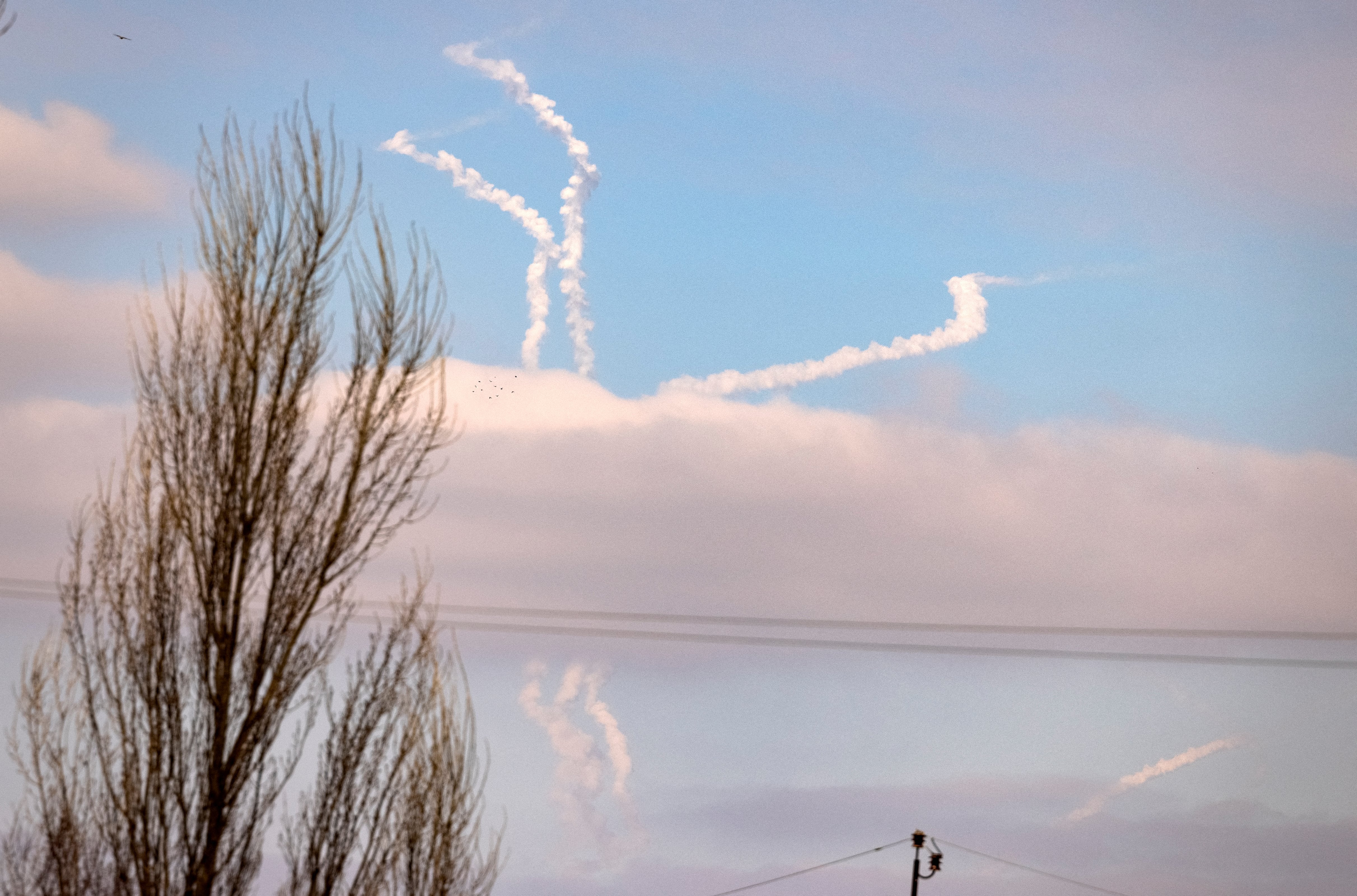 Misiles antiaéreos en el cielo a pocos kilómetros de Kyiv el 14 de marzo de 2022 - en la tercera semana de la invasión rusa de Ucrania