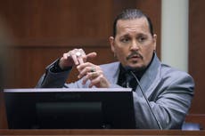 Johnny Depp dice que vio heces en su cama tras pelear con Amber Heard