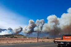 Incendio en Arizona se duplica en tamaño durante la noche