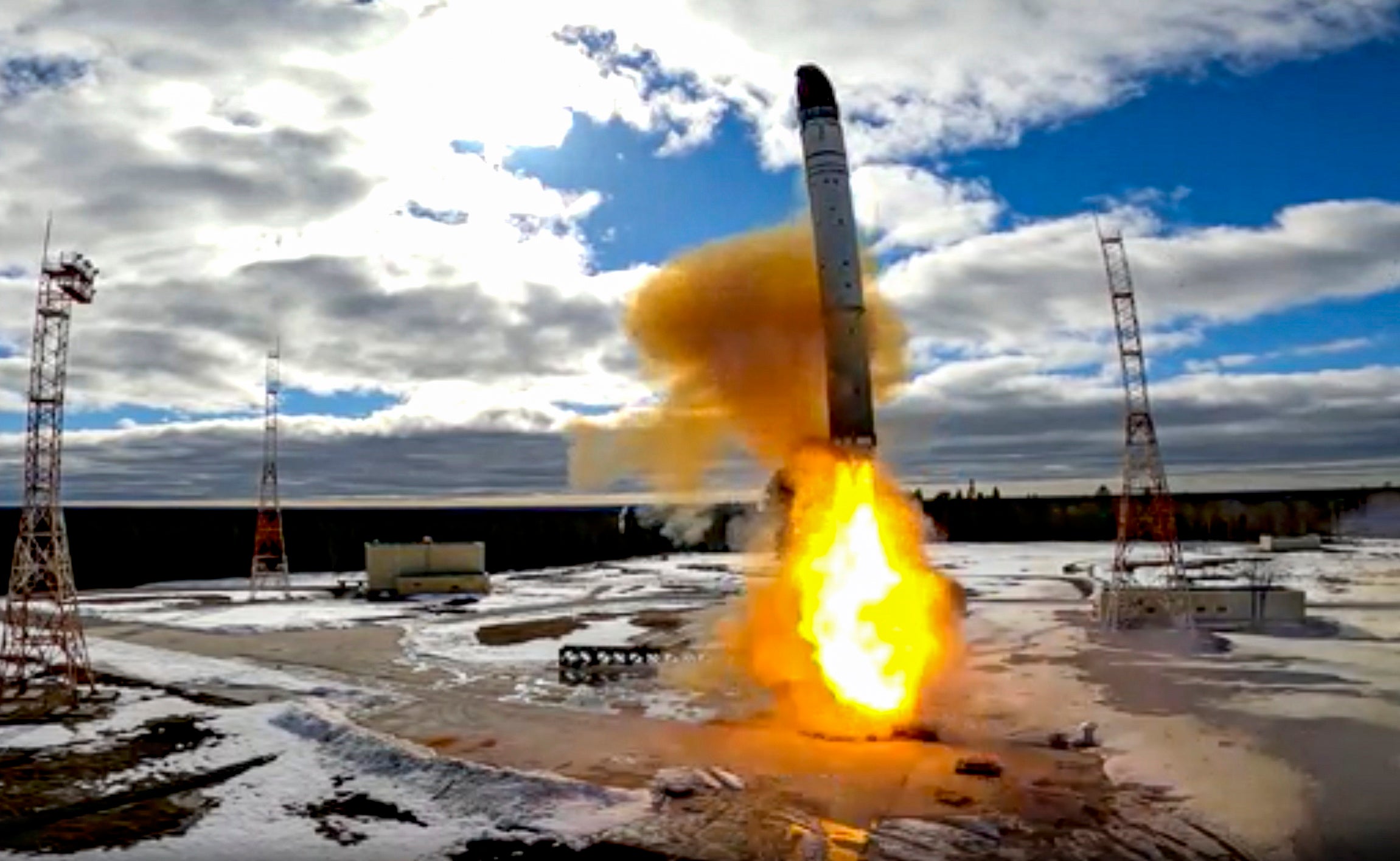 El lanzamiento del nuevo misil balístico intercontinental “Sarmat” o “Satan-2” del Cosmódromo de Plesetsk en Arkhangelsk el 20 de abril de 2022