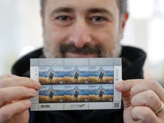 Ucranianos hacen cola por horas para obtener un sello postal que dice “Buque de guerra ruso, vete a la mi****”