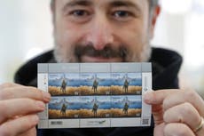 Ucranianos hacen cola por horas para obtener un sello postal que dice “Buque de guerra ruso, vete a la mi****”