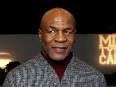Mike Tyson golpea a un pasajero de avión que lo acosaba 
