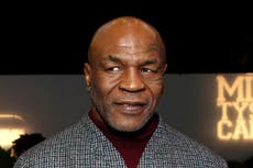 Mike Tyson golpea a un pasajero de avión que lo acosaba