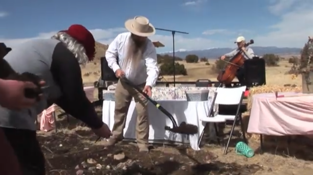 El primer entierro conocido de “deposición” en Colorado se realizó el mes pasado en la Colorado Burial Preserve. En él, los dolientes ayudaron a esparcir el suelo de la persona que escogió la “reducción natural” (o compostaje corporal) tras su muerte
