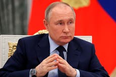 El vídeo de Vladimir Putin agarrando una mesa durante una reunión genera nuevas preocupaciones sobre su salud