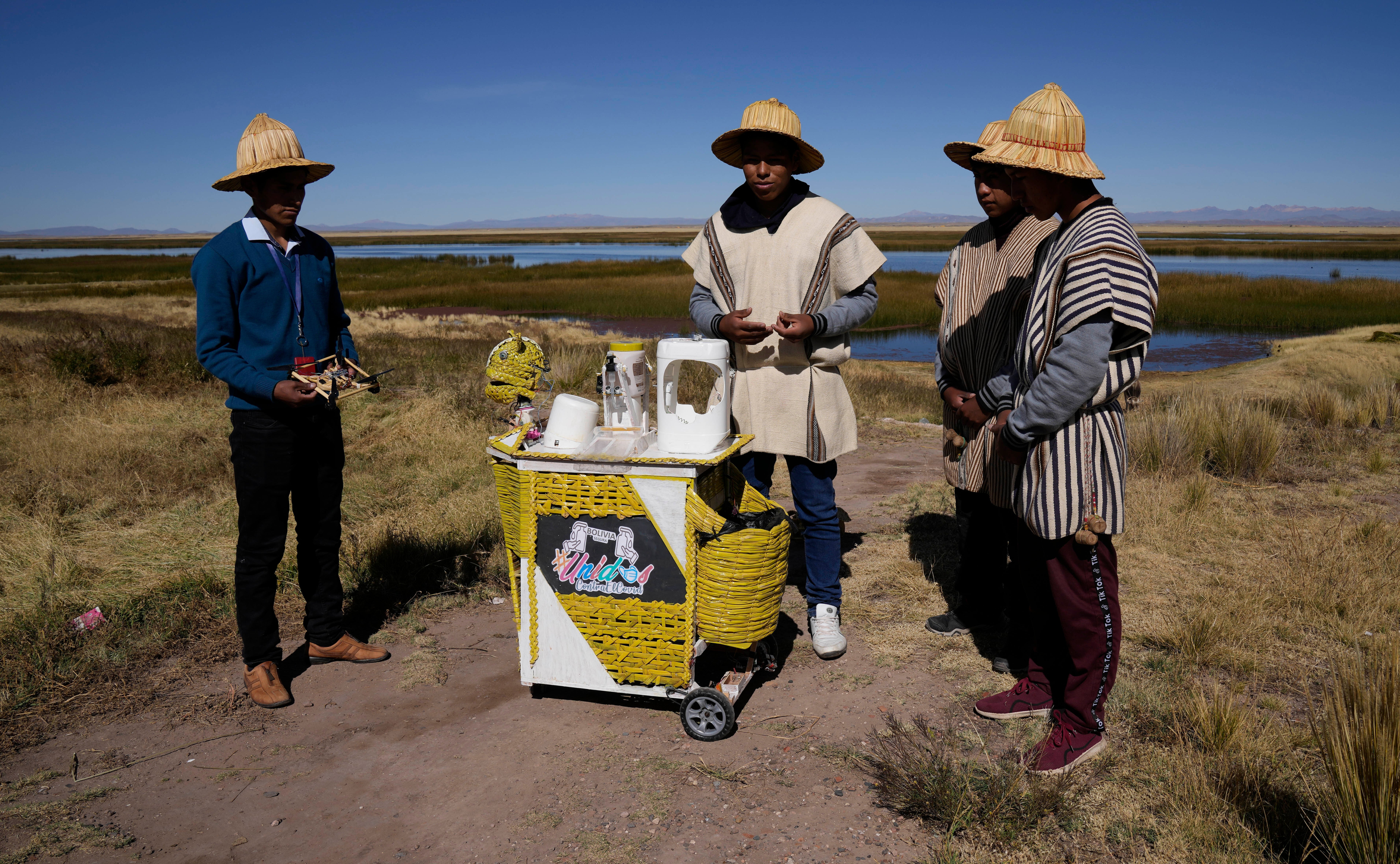 BOLIVIA-INDÍGENAS ROBOT