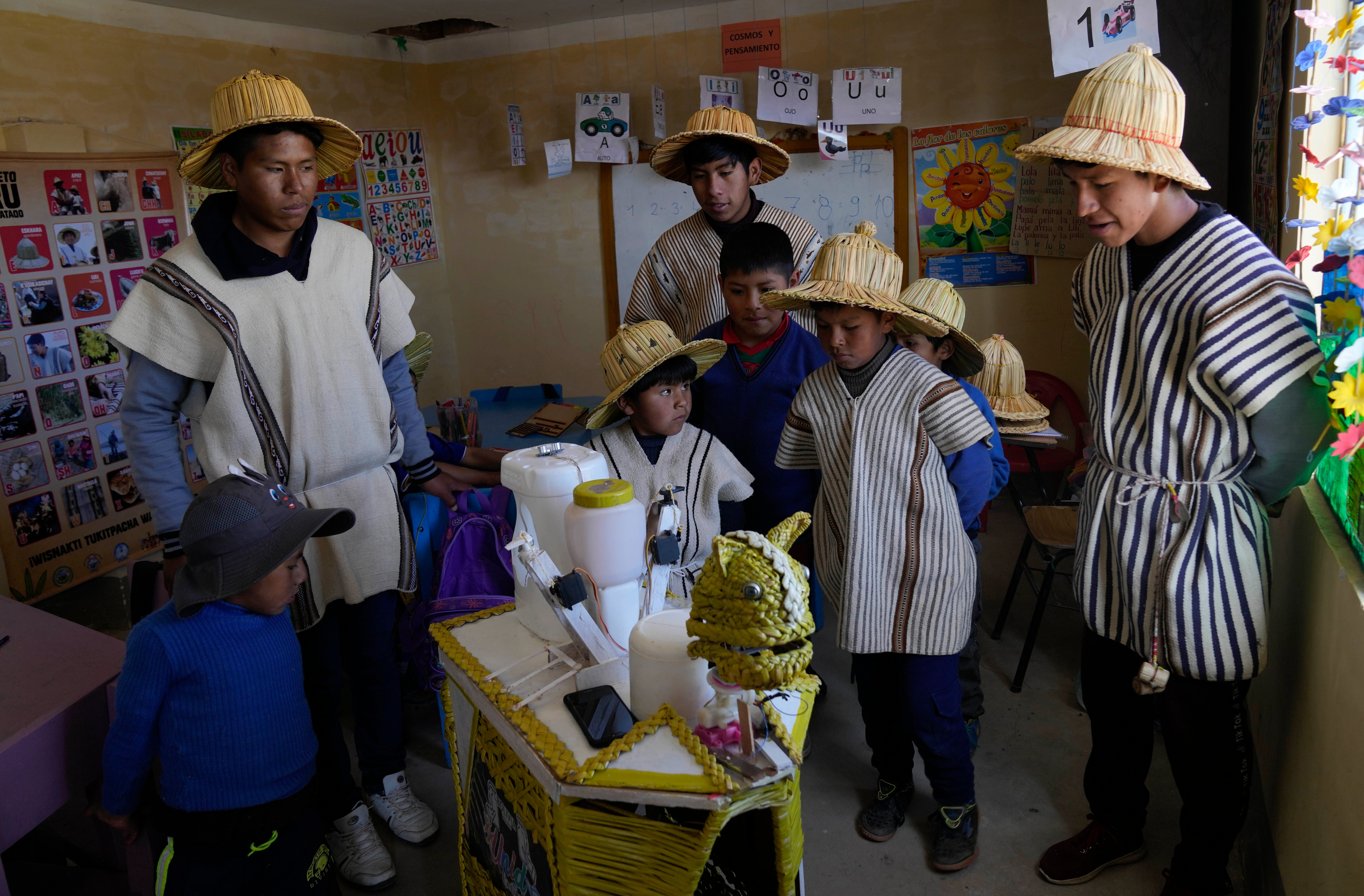 BOLIVIA-INDÍGENAS ROBOT