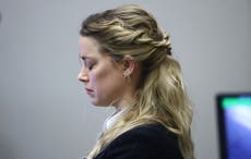 Amber Heard trata de contener las lágrimas mientras se muestra un vídeo de Johnny Depp “agrediendo gabinetes”