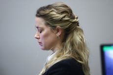 Amber Heard trata de contener las lágrimas mientras se muestra un vídeo de Johnny Depp “agrediendo gabinetes”