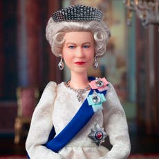 La reina Isabel II ya tiene su propia muñeca Barbie