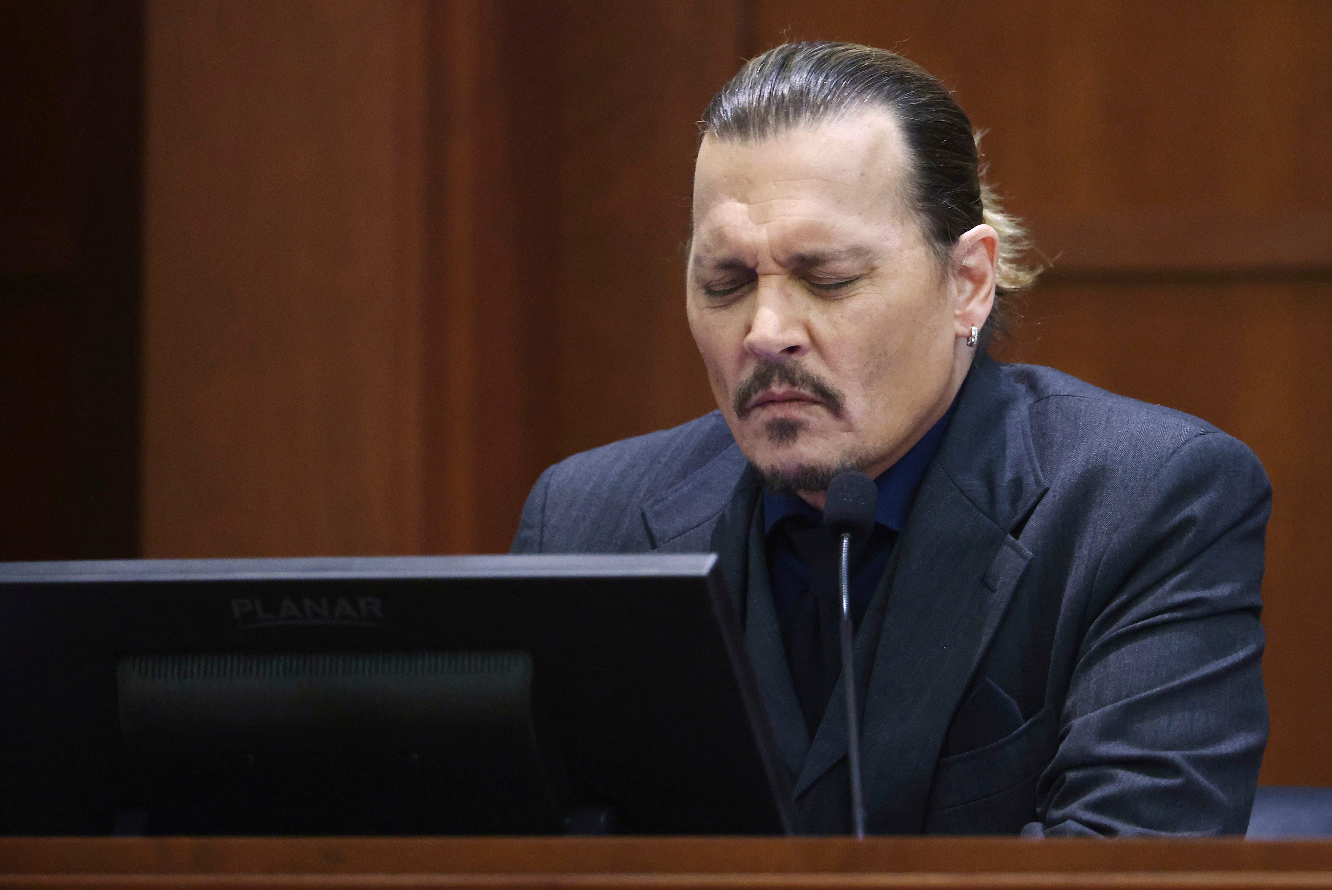 La segunda semana del juicio por difamación de Johnny Depp contra su exesposa Amber Heard concluyó con la proyección a los miembros del jurado de vídeos y audios de los supuestos episodios violentos del actor (Jim Lo Scalzo/Pool/AP)