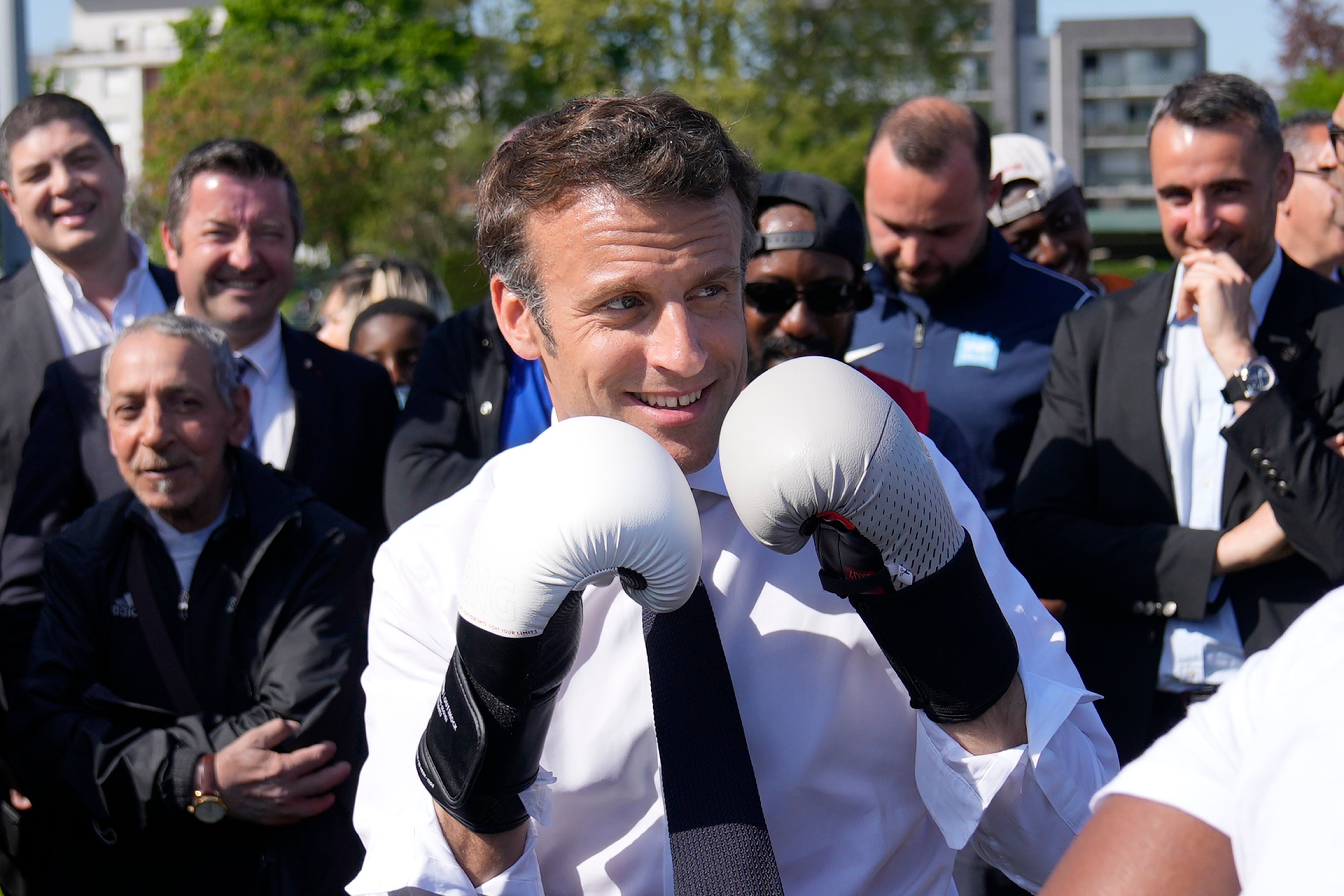 Emmanuel Macron hace de ‘sparring’ con guantes de boxeo en un acto de campaña en el estadio Auguste Delaune de Saint-Denis el 21 de abril