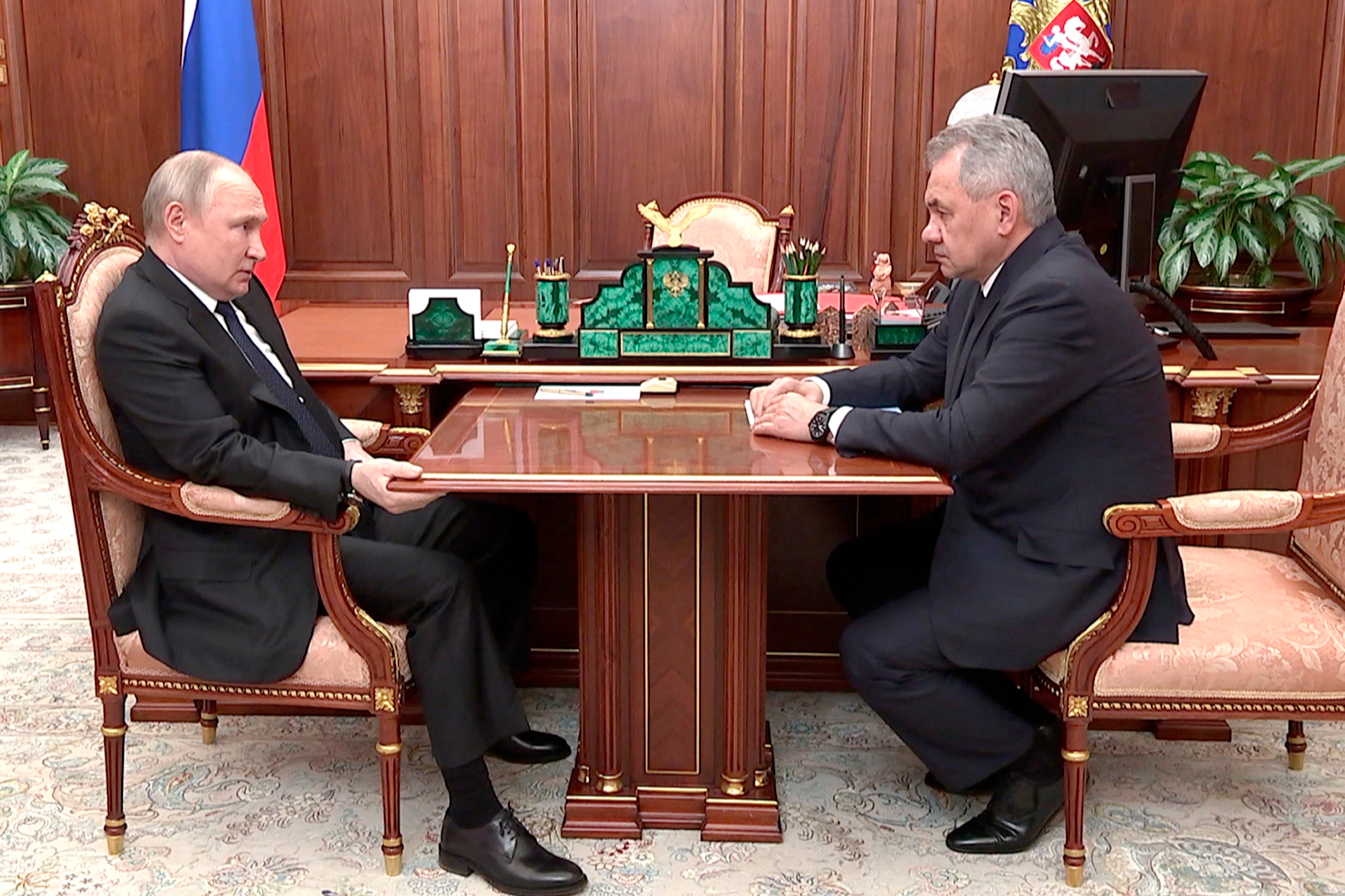 Las imágenes muestran a Putin sosteniendo una mesa durante gran parte de una reunión