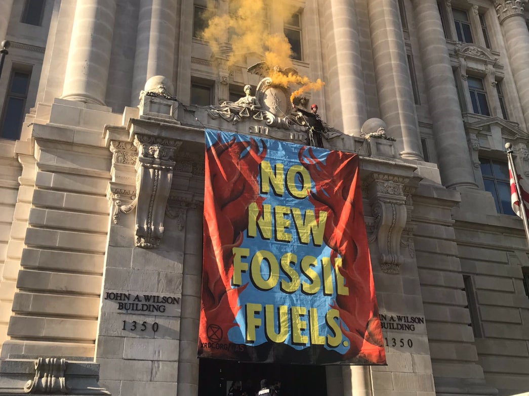 Extinction Rebellion bloquea imprentas de periódicos estadounidenses al iniciar protestas del Día de la Tierra
