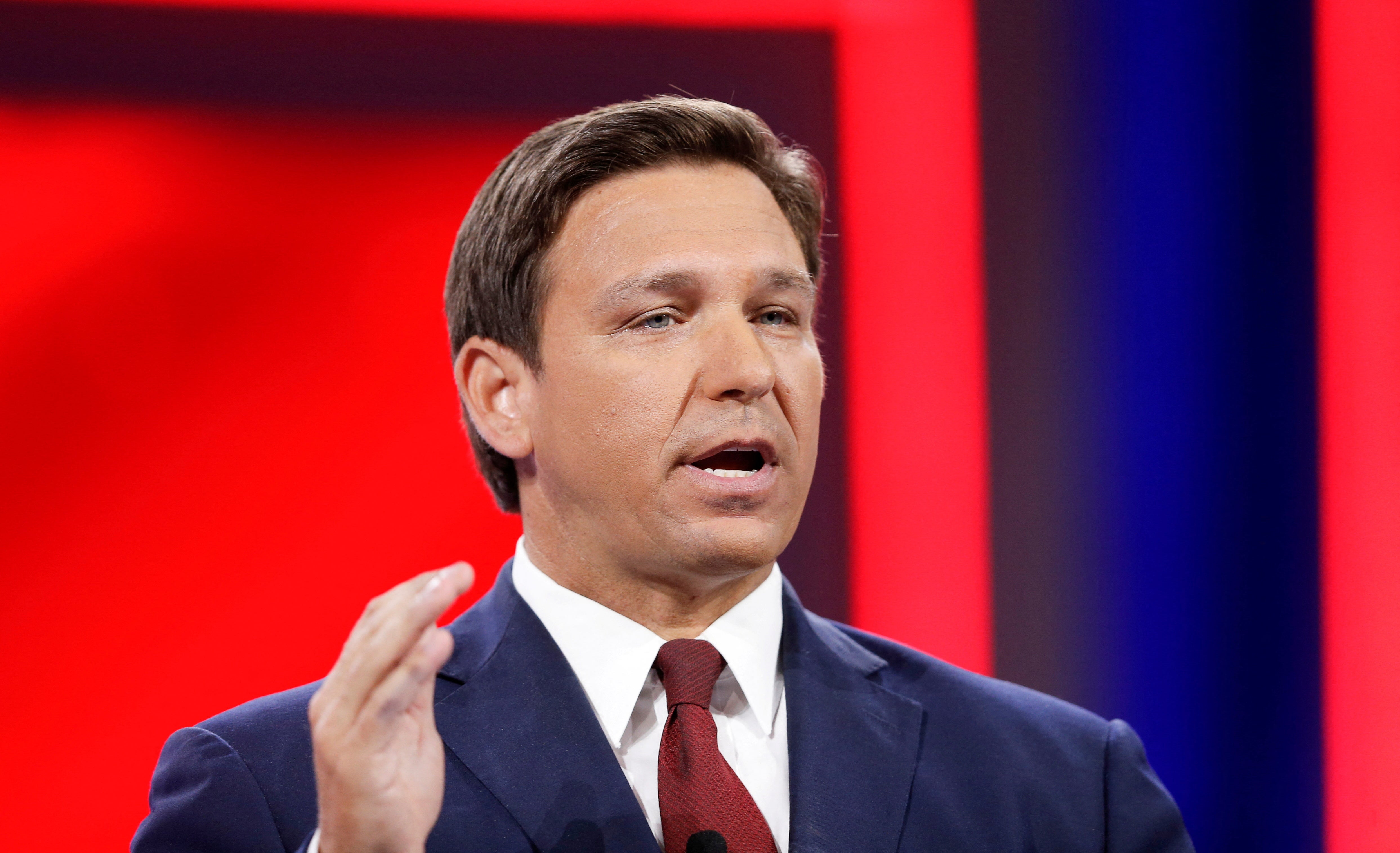 DeSantis firma proyecto de ley para disolver acuerdo de gobierno con Disney a raíz de “Don’t Say Gay”