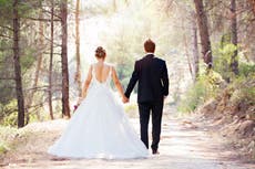 Mujer expuso en altavoz las dudas de su hermano sobre casarse con la novia