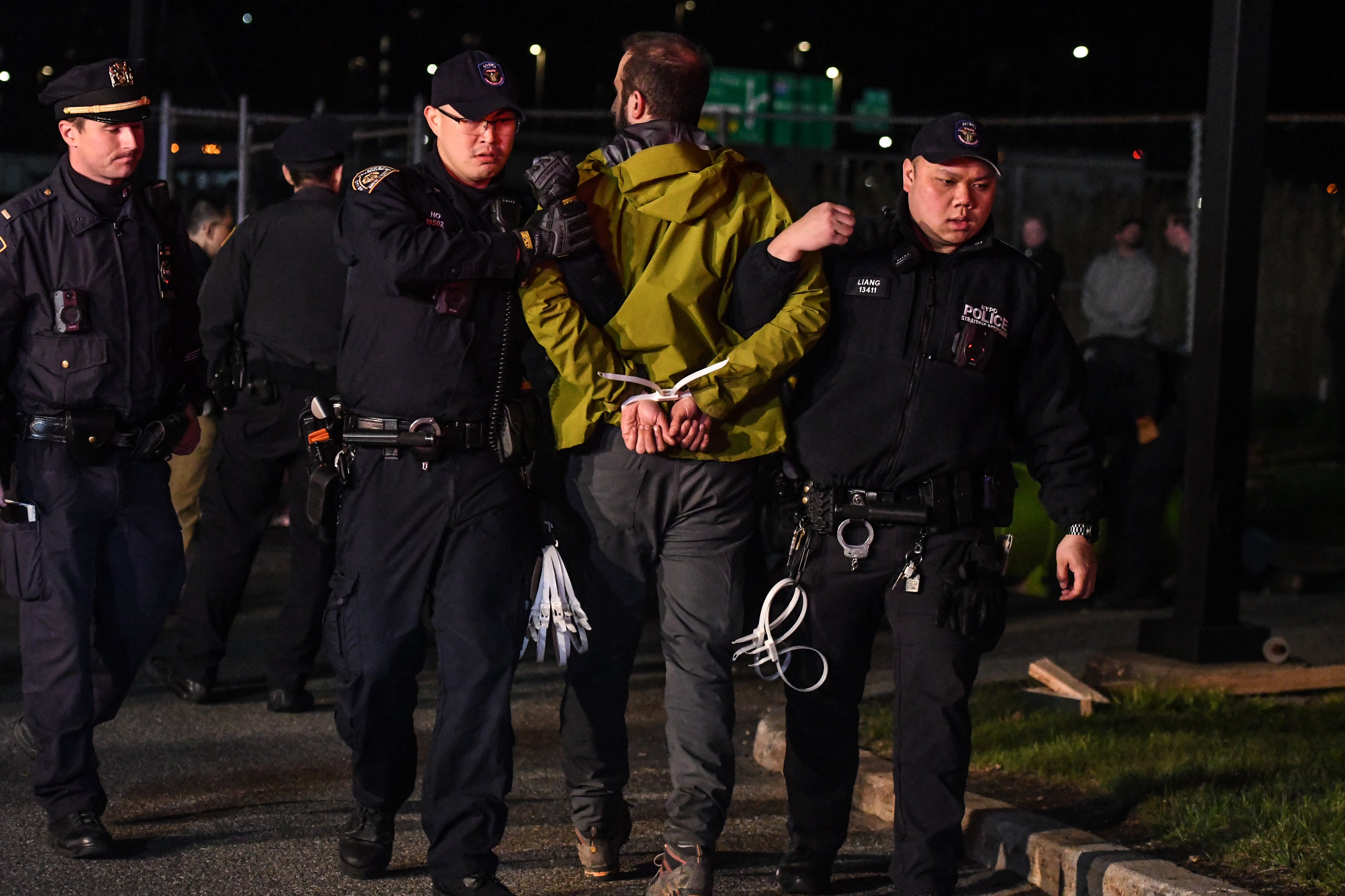 La policía arresta a un activista de Extinction Rebellion luego de que el grupo protestara en la imprenta del New York Times