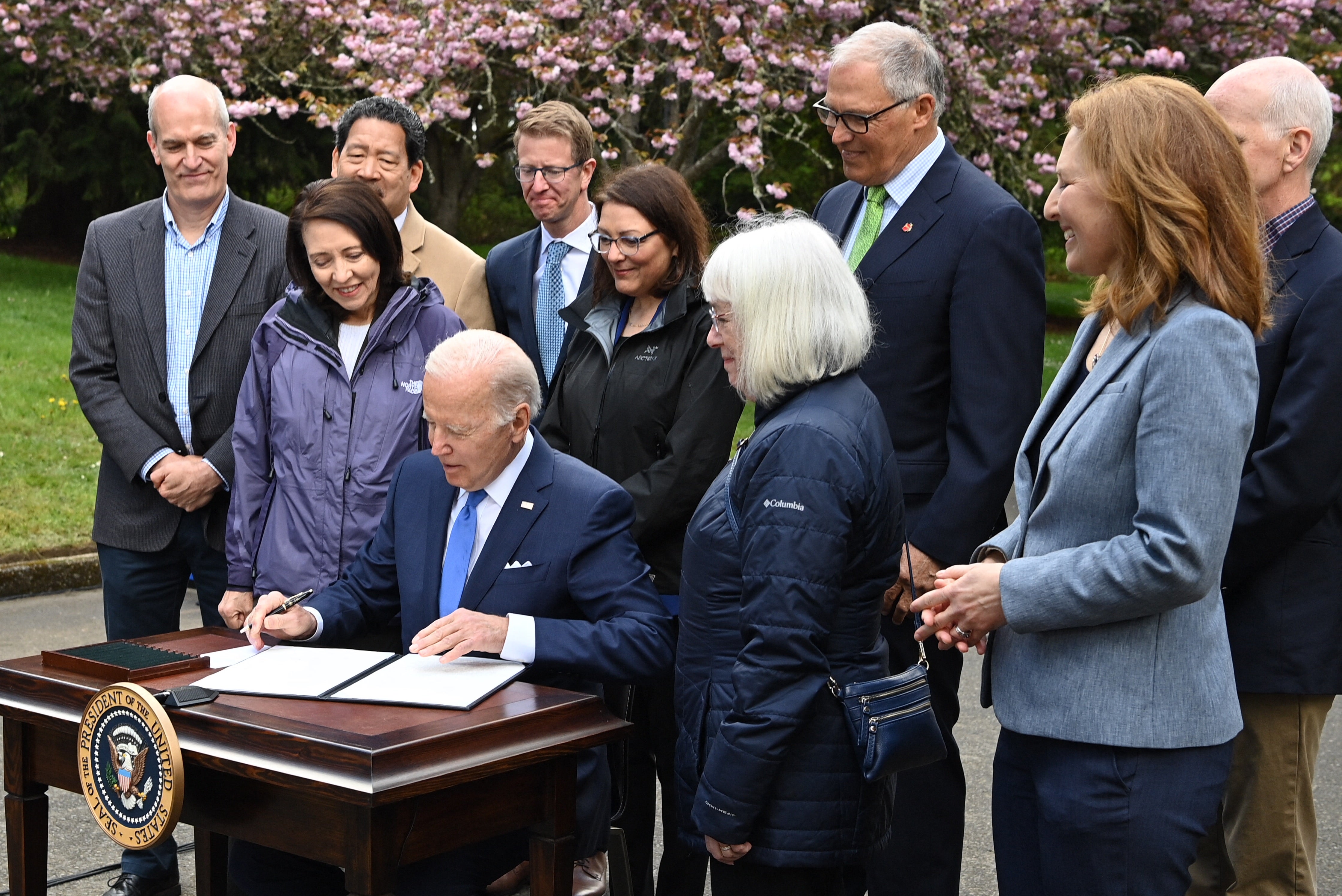Biden firma una orden ejecutiva para proteger los bosques del país durante un acto del Día de la Tierra en el Parque Seward de Seattle, Washington