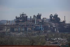 Rusia ataca la planta siderúrgica de Mariúpol días después de que Putin ordenara no hacerlo