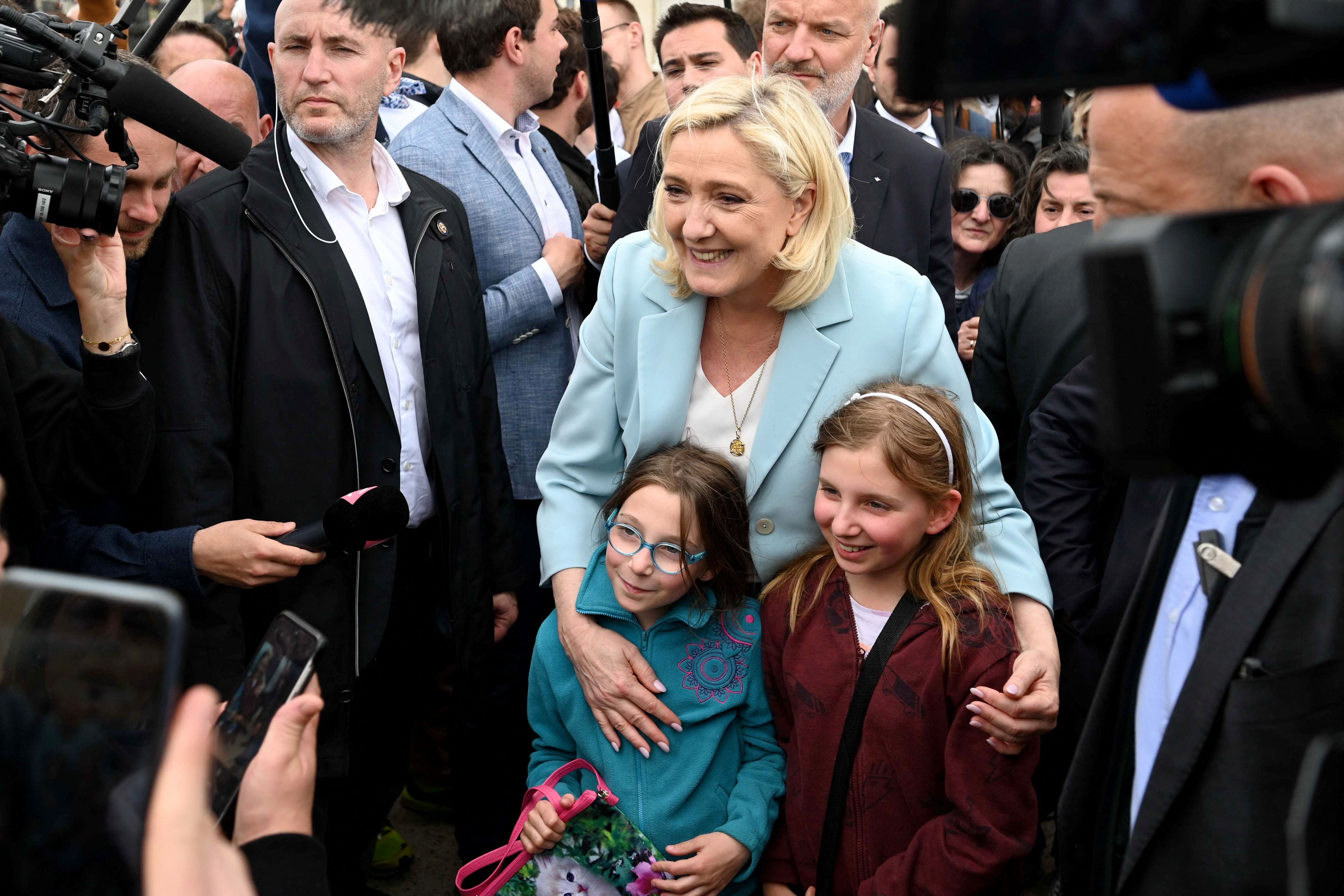 Marine Le Pen posa para una foto durante su visita a la ciudad costera de Berck