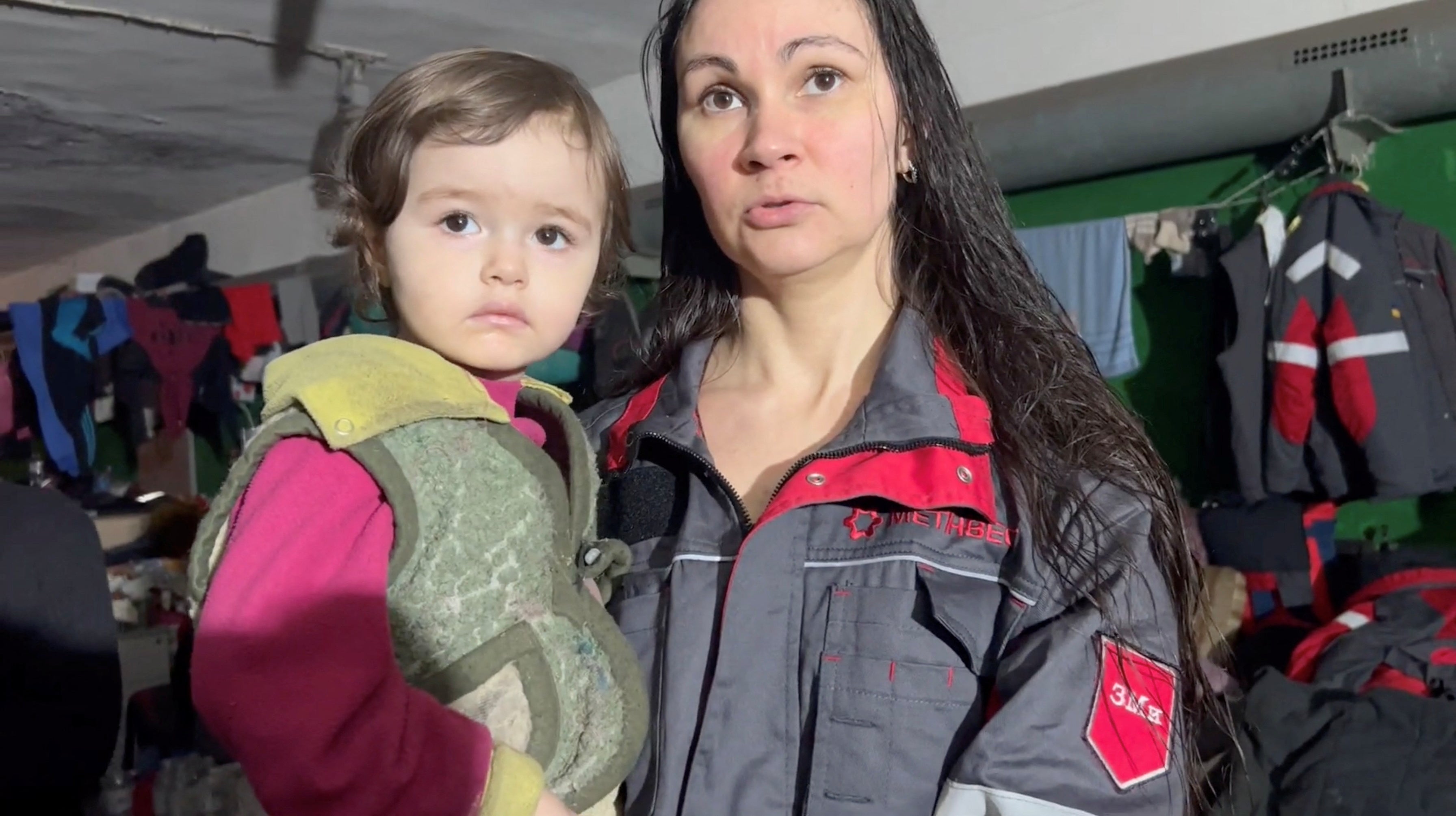 Una mujer con un niño en brazos habla mientras se refugia en la acería Azovstal de Mariúpol