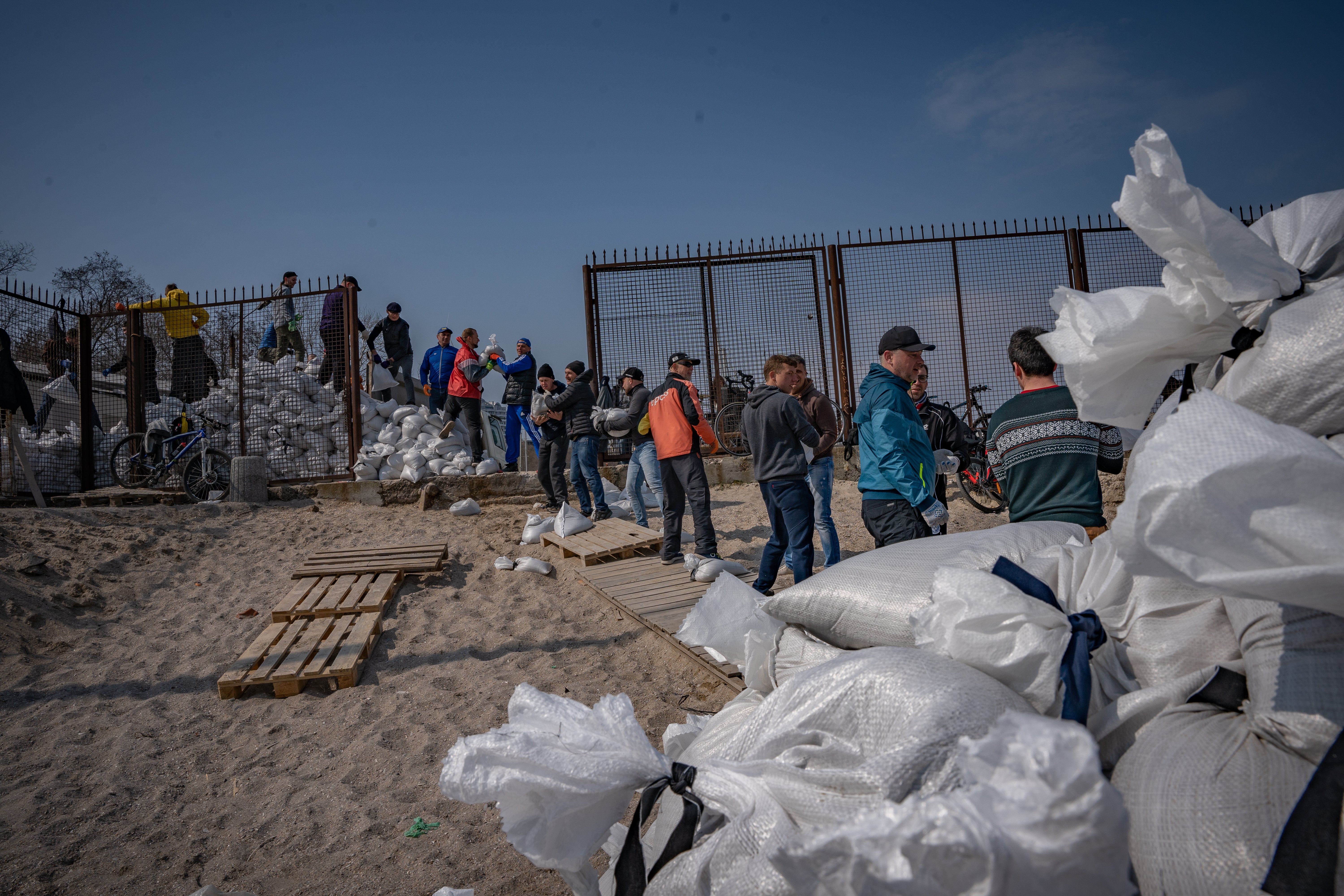 Voluntarios fabricando sacos de arena en la playa de Odesa