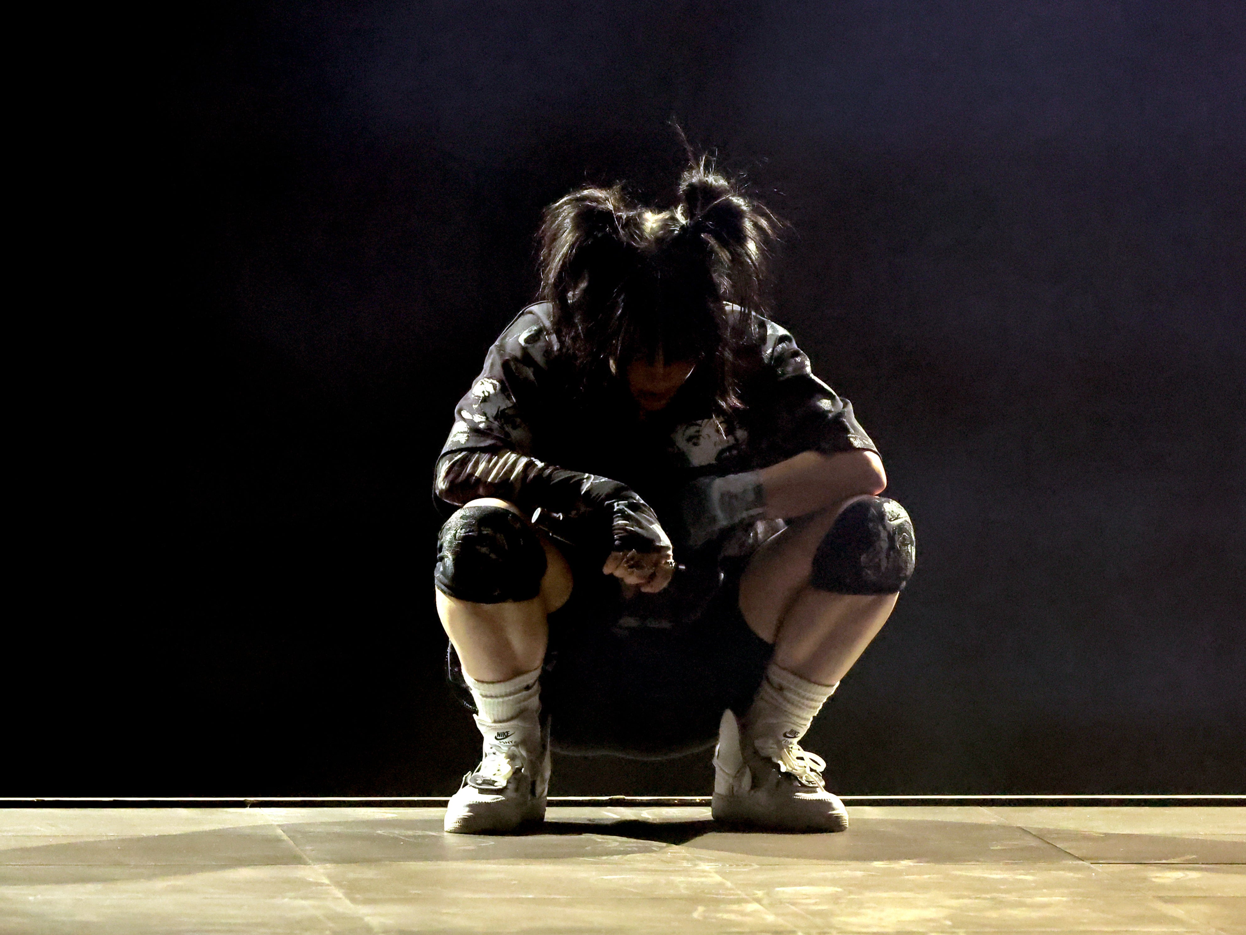 Billie Eilish se cae en el escenario antes de su actuación como titular en Coachella 2022