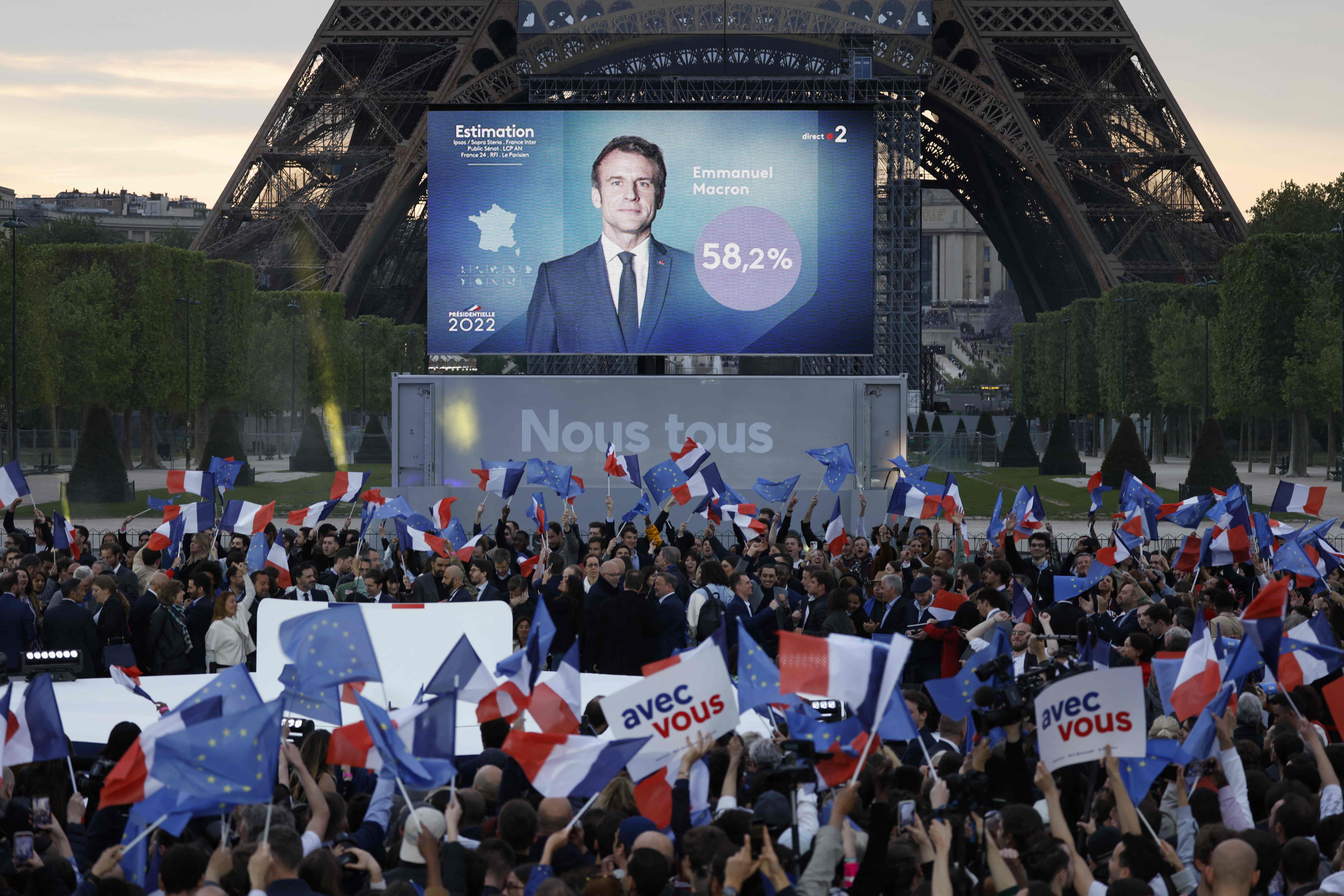 Partidarios reaccionan tras la victoria del presidente francés y candidato del partido LREM (La Republique en Marche) para la reelección