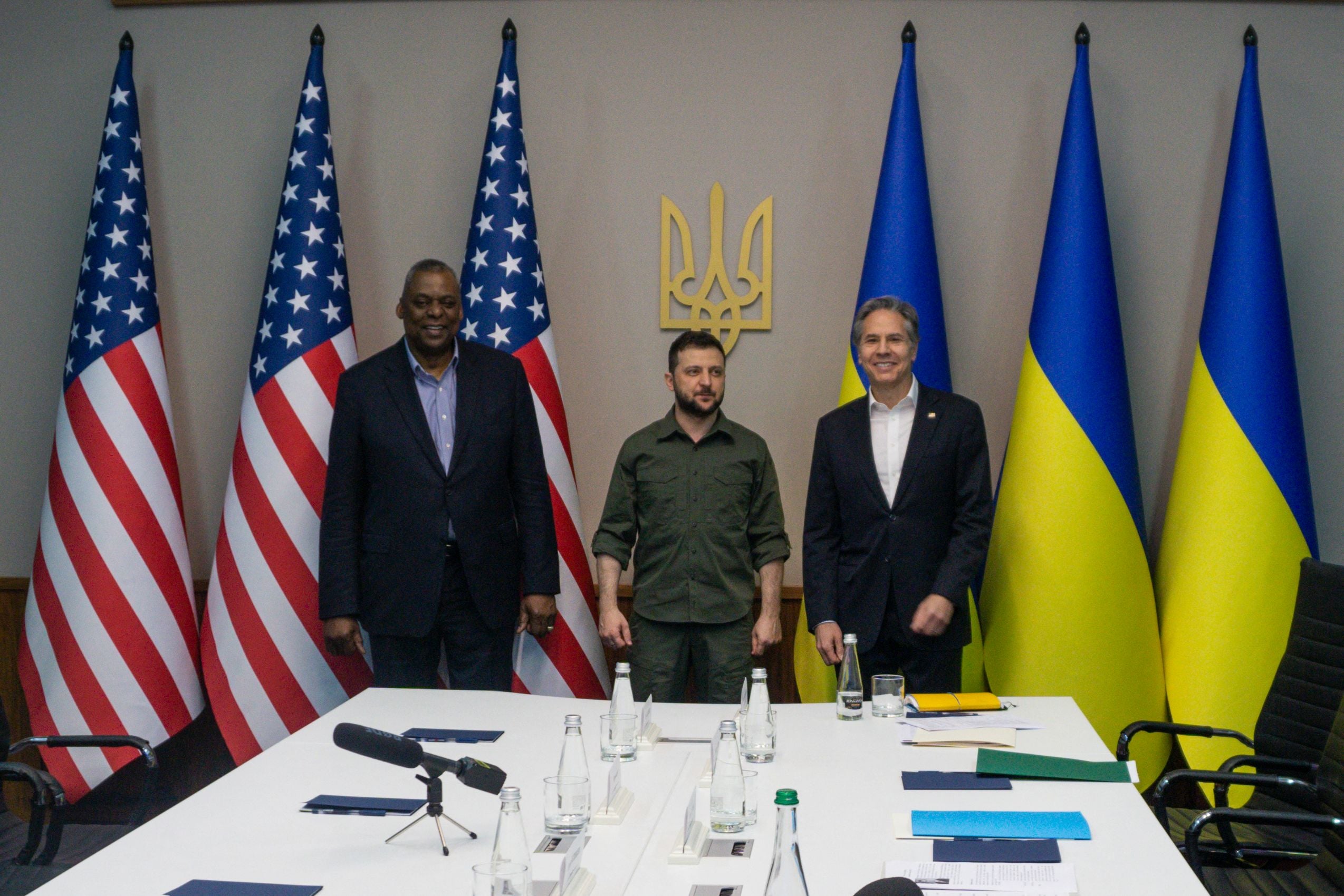 El secretario de Defensa estadounidense, Lloyd Austin (izq), y el de Estado, Antony Blinken (der), se reúnen con el presidente de Ucrania, Volodymyr Zelensky (cen)