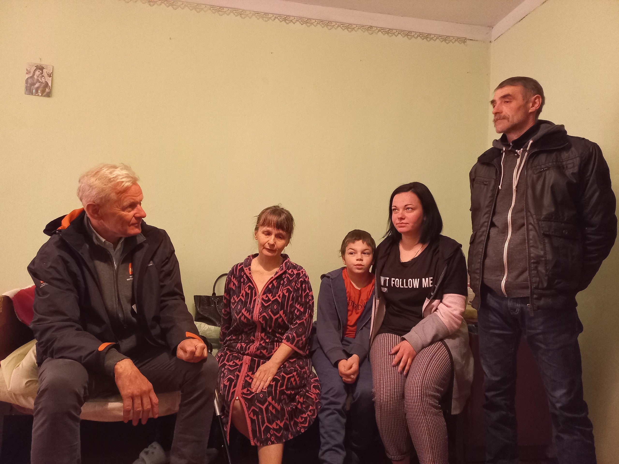 Jan Egeland se reúne con familias desplazadas internamente en un sitio colectivo para personas desplazadas en la ciudad de Novyi Rozdil, cerca de Lviv