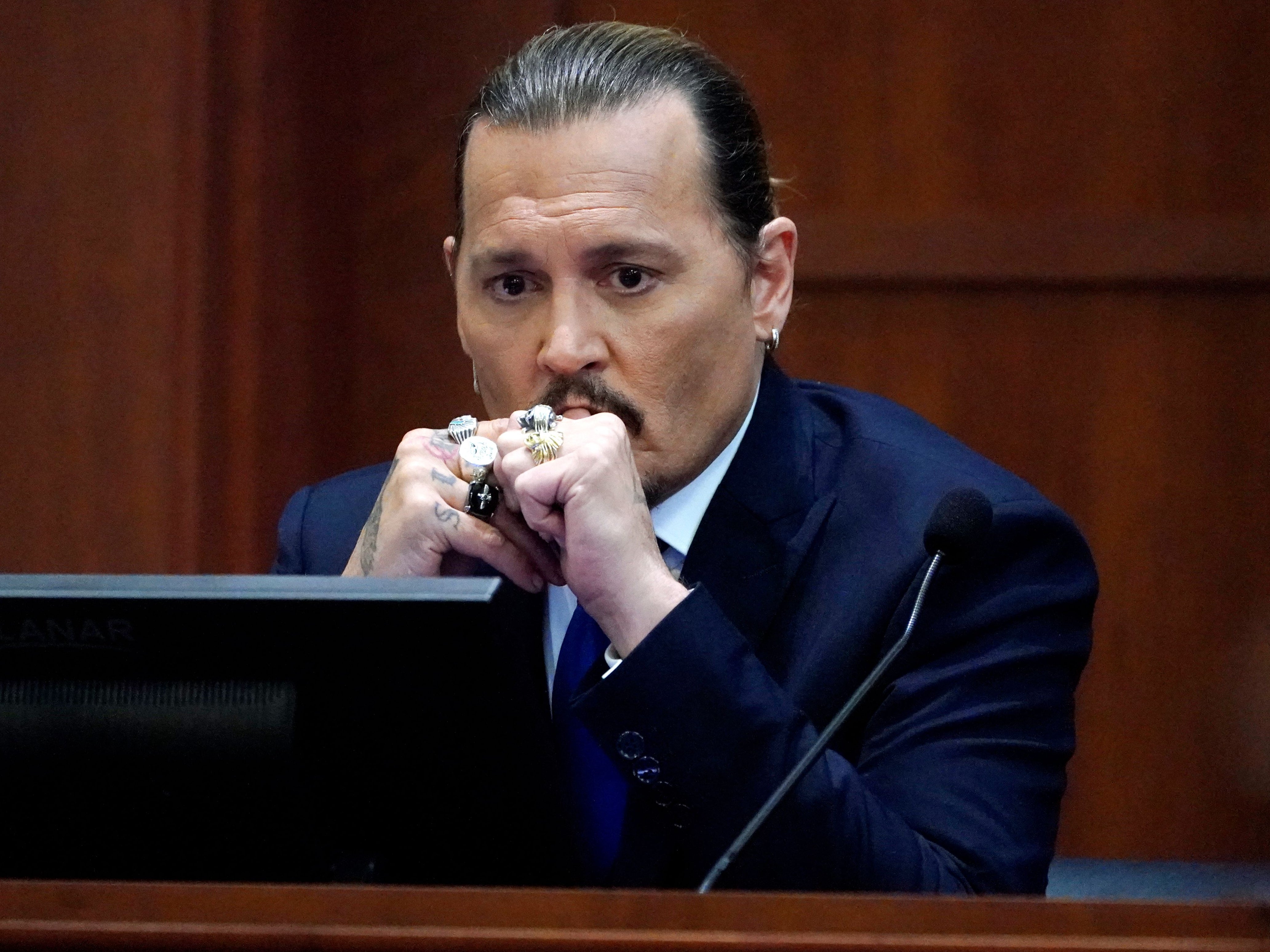 Un dedo amputado, gritos, mensajes de texto vulgares y drogas en la boda: testimonio de Depp sobre Heard