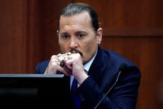 Un dedo amputado, gritos, mensajes de texto vulgares y drogas en la boda: testimonio de Depp sobre Heard