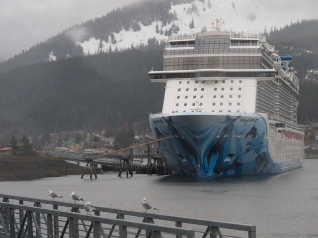 <p>El crucero Norwegian Bliss atracado en Juneau, Alaska, el lunes 25 de abril de 2022</p>