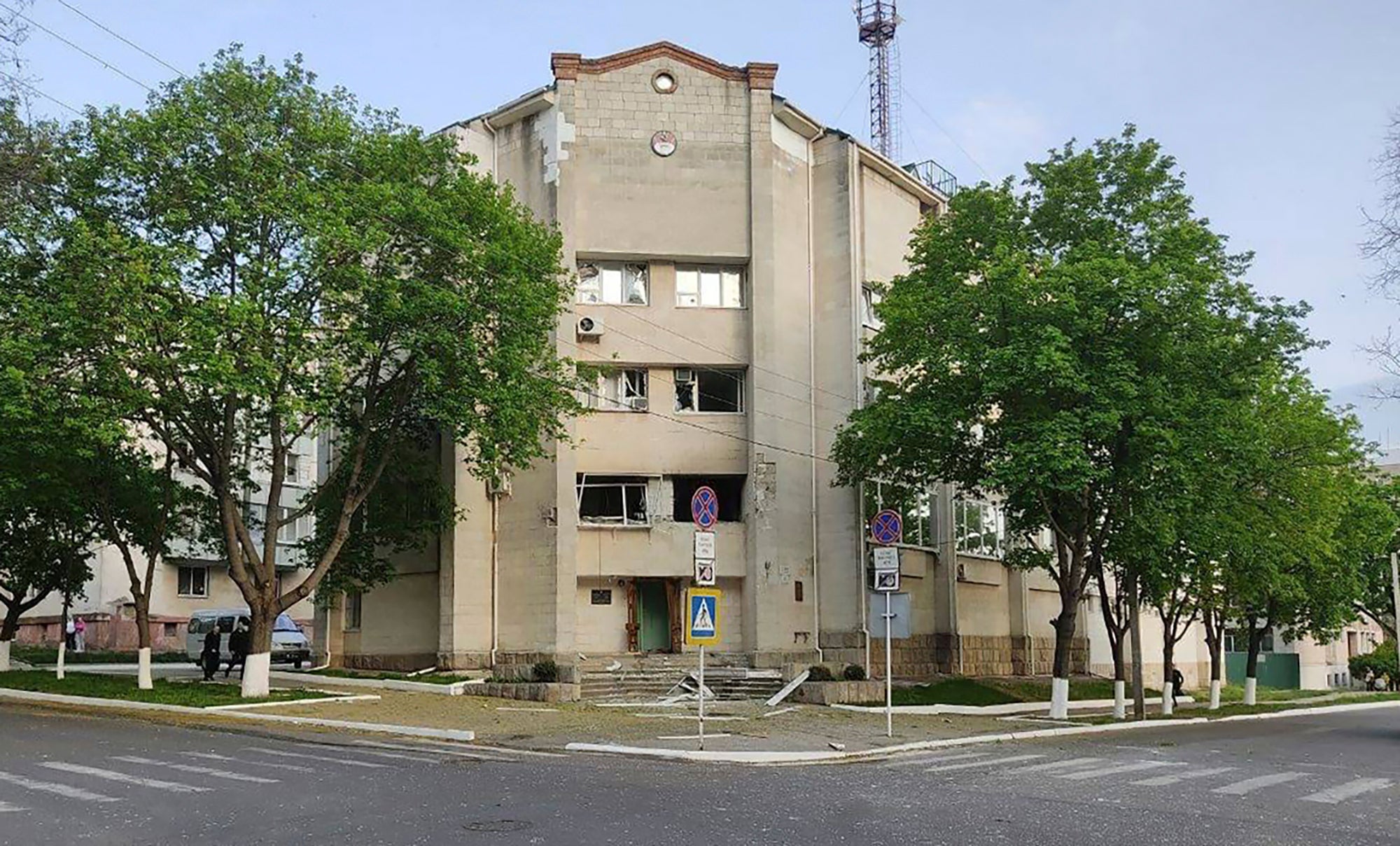 Vista del edificio dañado del Ministerio de Seguridad Estatal, en Tiraspol, la capital de la región disidente de Transnistria, en Moldavia
