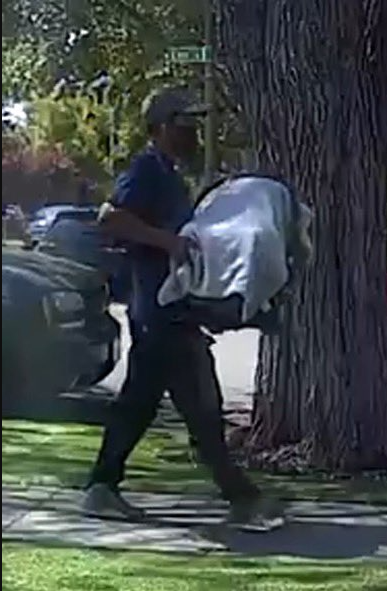 La policía publicó una captura de pantalla del sospechoso buscado en relación con el secuestro de un bebé de 3 meses en su casa familiar en San José; el hombre fue captado por una cámara de vigilancia y supuestamente se fue con el bebé en un portabebés que se describe como negro con una manta blanca.