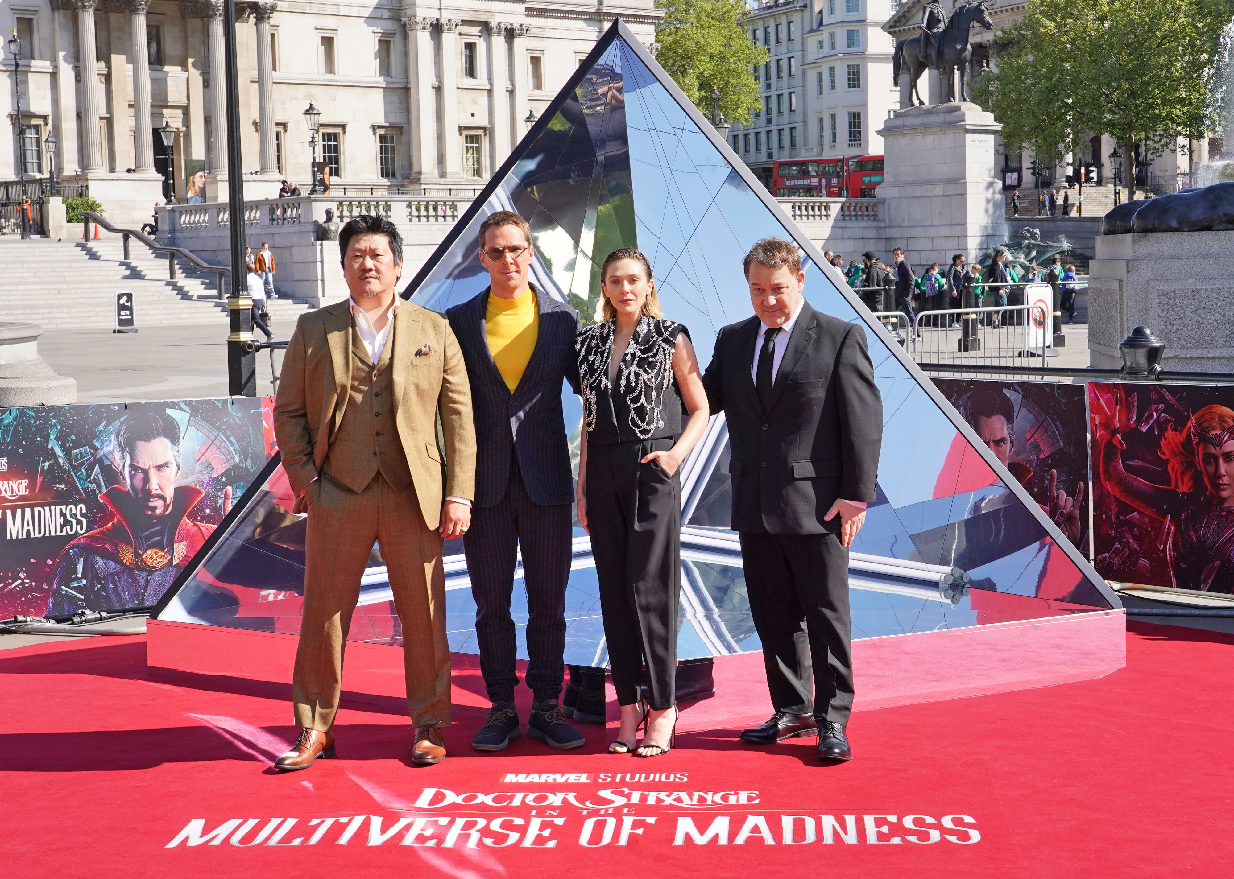 (De izquierda a derecha) Benedict Wong, Benedict Cumberbatch, Elizabeth Olsen y el director Sam Raimi en la sesión de fotografías de ‘Doctor Strange And The Multiverse Of Madness’ en Trafalgar Square, Londres