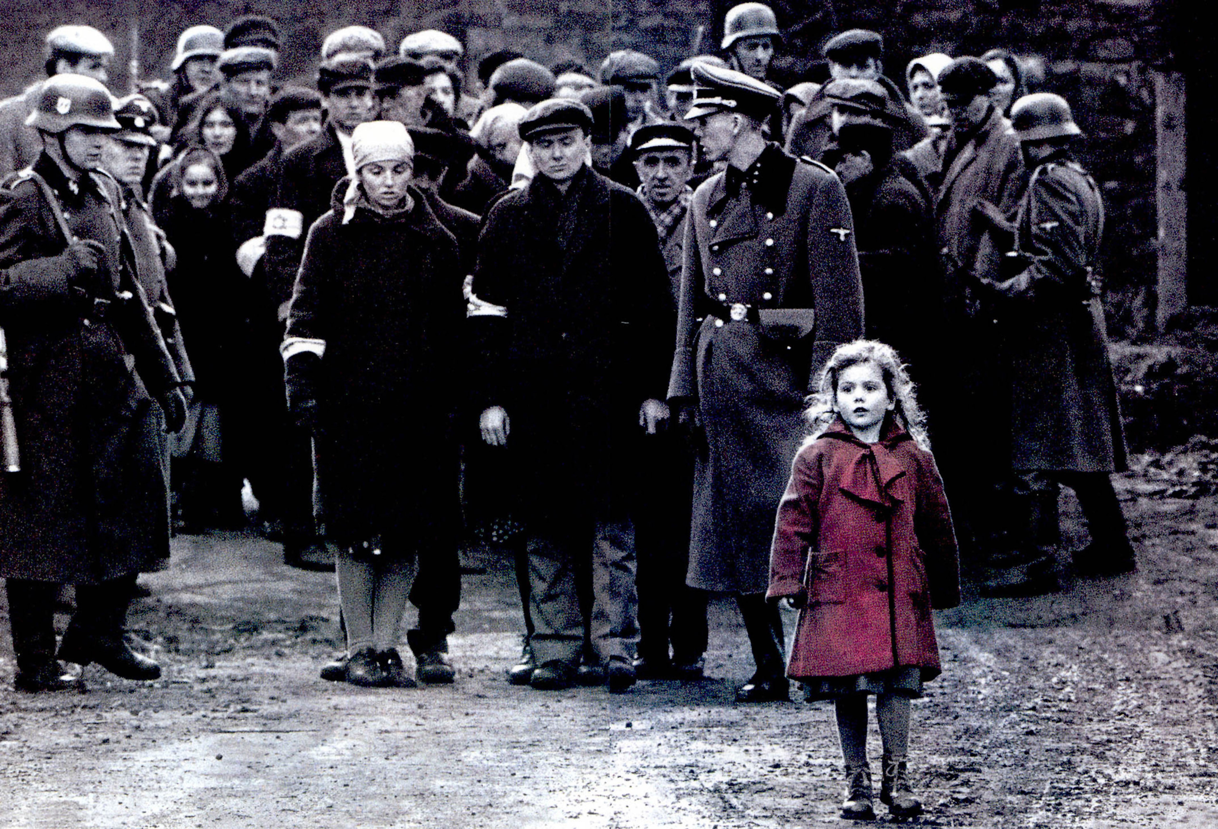 Oliwia Dabrowska como la niña del abrigo rojo en ‘Schindler’s List’ (1994)