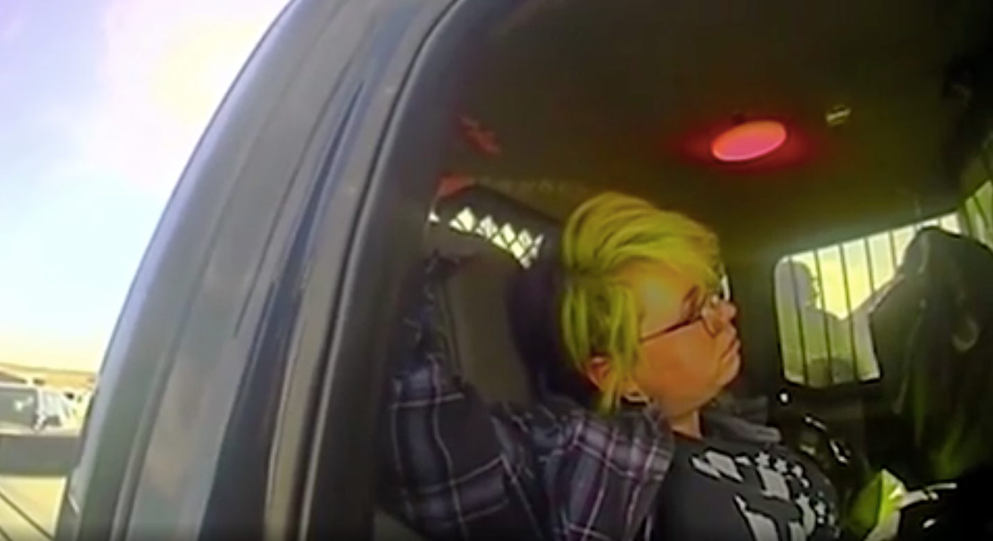 Vídeo de cámara corporal muestra la entrevista a la armera de ‘Rust’ justo después del disparo fatal