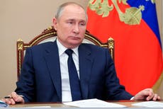 El estado de salud de Putin vuelve a ser analizado en un vídeo en el que se le ve “temblando sin control” 