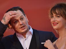 Depp vs. Heard: resurge vídeo de Dakota Johnson observando el dedo herido del actor