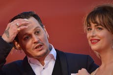 Depp vs. Heard: resurge vídeo de Dakota Johnson observando el dedo herido del actor