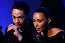 Kim Kardashian y Pete Davidson son fotografiados tomados de la mano