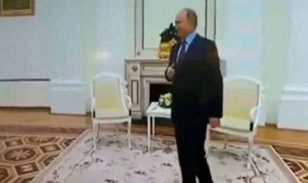 La mano de Vladimir Putin tiembla sin control al recibir al presidente bielorruso