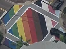 Juez obliga a trumpista que arruinó mural del Orgullo a escribir ensayo sobre homofobia