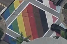 Juez obliga a trumpista que arruinó mural del Orgullo a escribir ensayo sobre homofobia