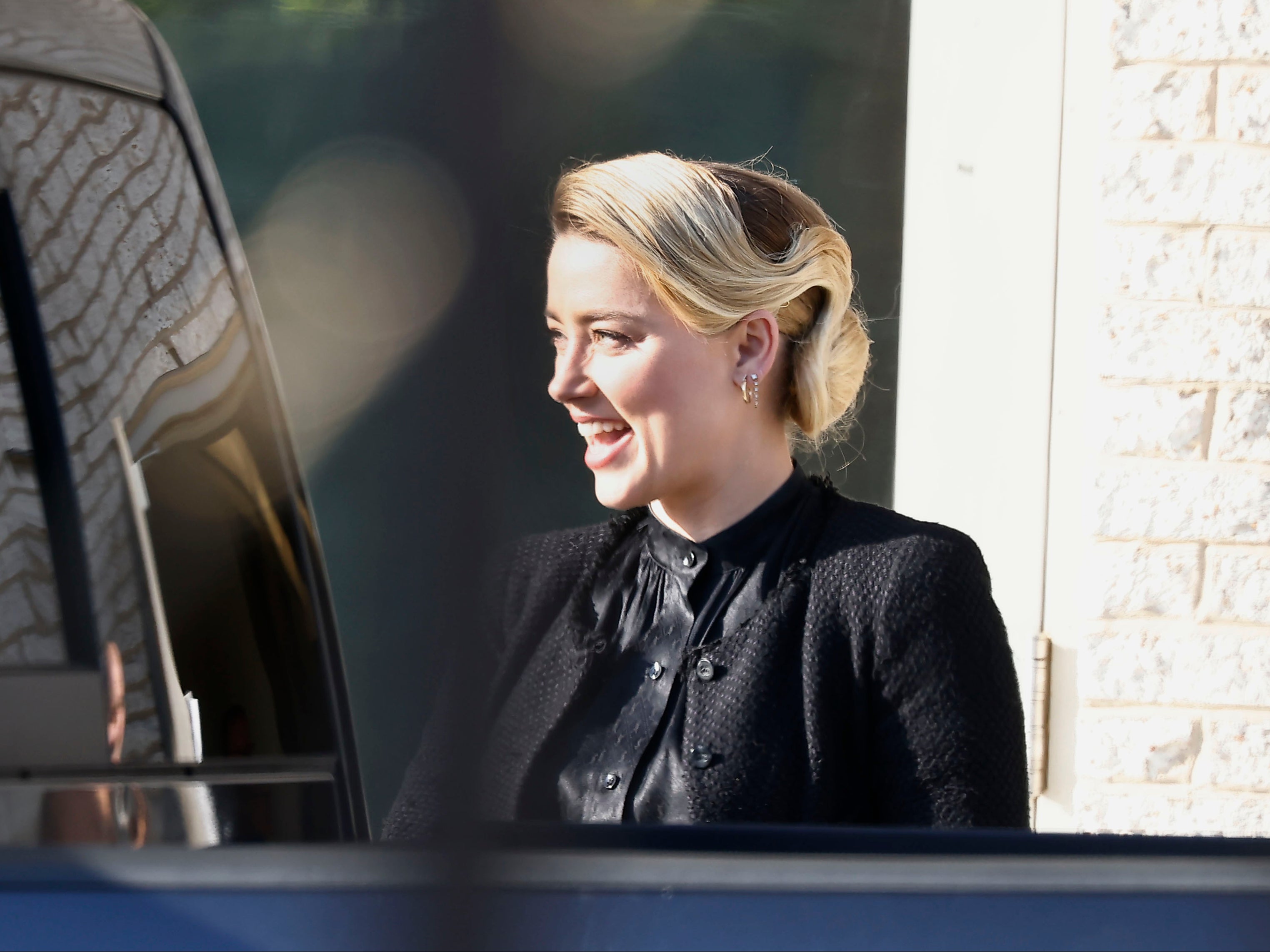 Fanáticos de Johnny Depp abuchean a Amber Heard al salir de la corte